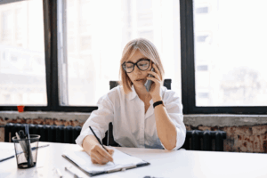Callback - kvinna sitter i telefon