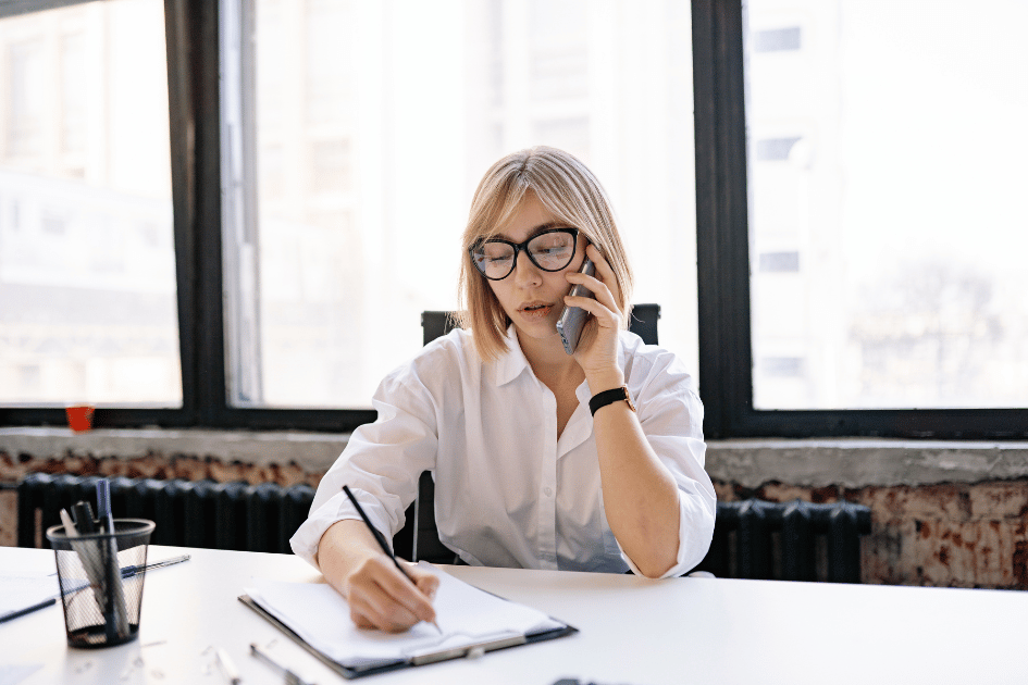 Callback - kvinna sitter i telefon