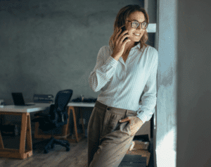 Glad kvinna pratar i telefon