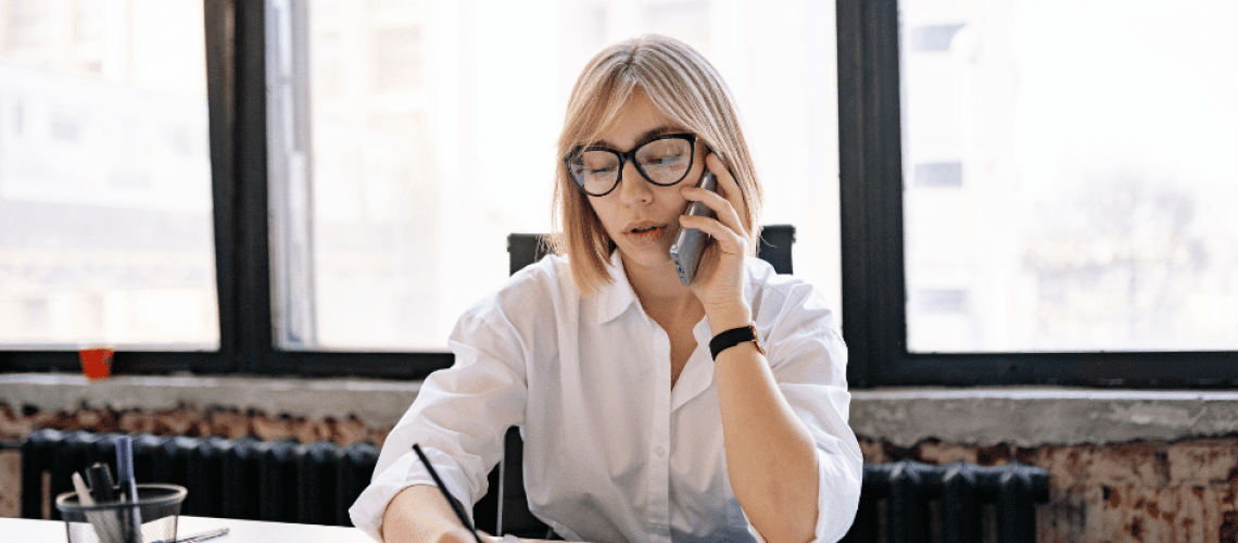 Callback - kvinna sitter i telefon